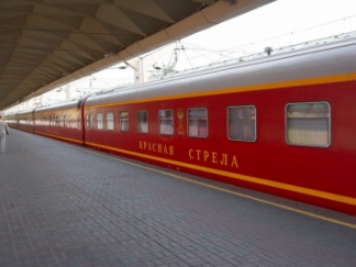 モスクワ行き特急寝台列車『赤い矢号』プラットフォームに停車中