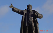 レーニン広場にあるレーニン像