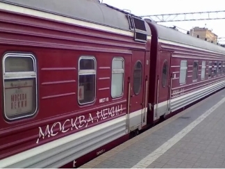 ホームに停車しているモスクワ⇔北京の赤い列車「ボストーク号」